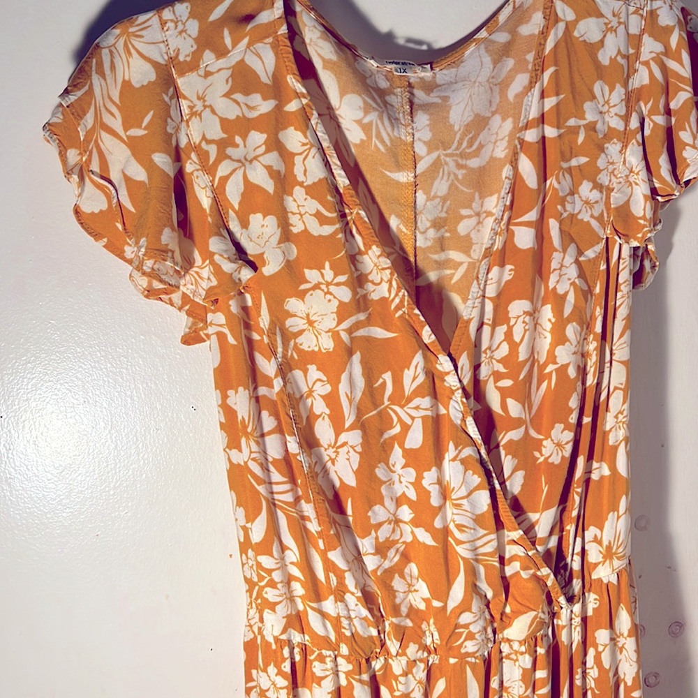 Stylish Gold/White Taylor Street Women’s size 1X Dress(Like New non smoker)